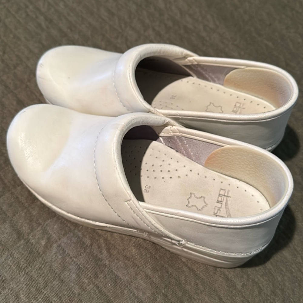 Dansko 38 white clog